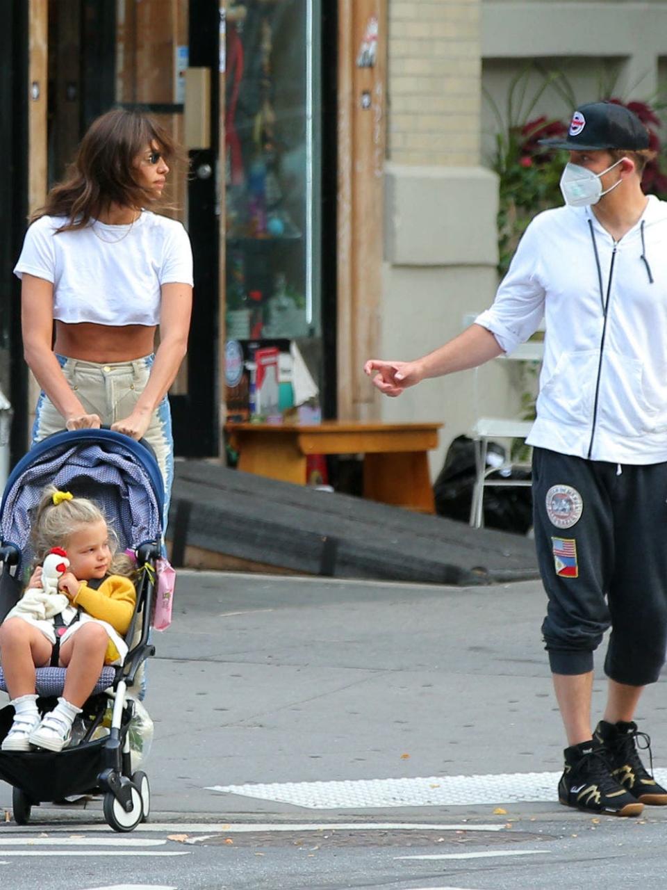 Bradley, con barbijo, llevó a su hija, Lea de Seine, a los brazos de su mamá, quien ahora pasará un tiempo con ella como corresponde con la custodia compartida que ambos tienen de la pequeña