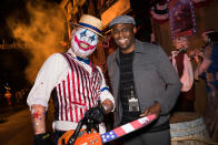 <p>Think Wayne Brady was seeing if he could convince this guy to “make a deal”? (Photo: Mike Danenberg/Universal Studios Hollywood) </p>