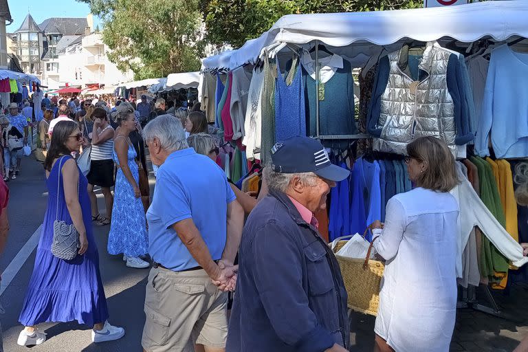 Un mercado callejero en La Baule, Francia, la ciudad que adoptó a los Pumas durante la primera fase del Mundial de Rugby