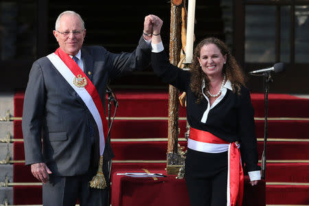 Peru's President Pedro Pablo Kuczynski and new Economy Minister Claudia Cooper gesture during her swearing-in ceremony at the government palace in Lima, Peru September 17, 2017. REUTERS/Guadalupe Pardo