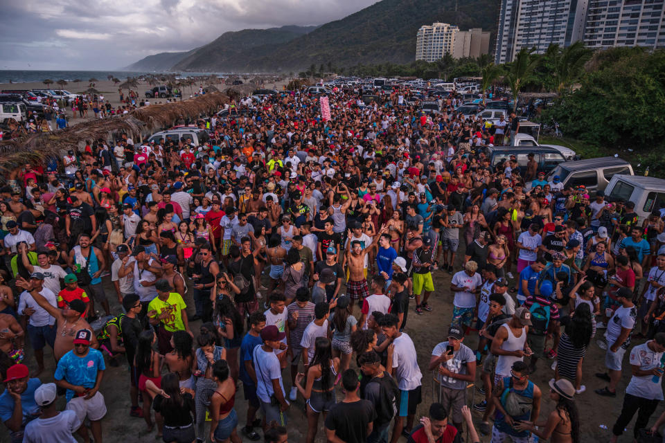 Jóvenes socializan durante una fiesta organizada por una compañía de audio para autos en La Guaira, la playa más cercana a Caracas, Venezuela, 22 de diciembre de 2019 . (Adriana Loureiro Fernández / The New York Times) 