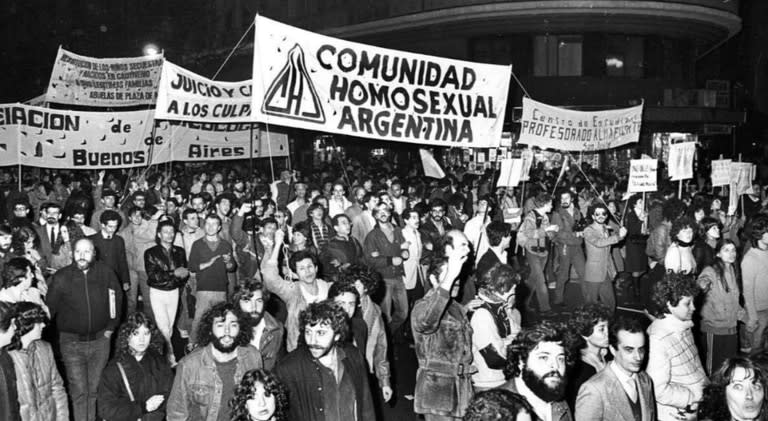 La primera marcha de la comunidad LGBT+ también atravesó la Avenida de Mayo. Fuente: Télam.