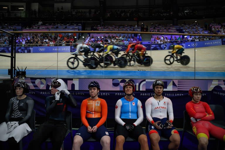 Los atletas esperan el inicio del keirin de ciclismo en pista femenino mientras los hombres compiten en la misma modalidad en el Velódromo Nacional