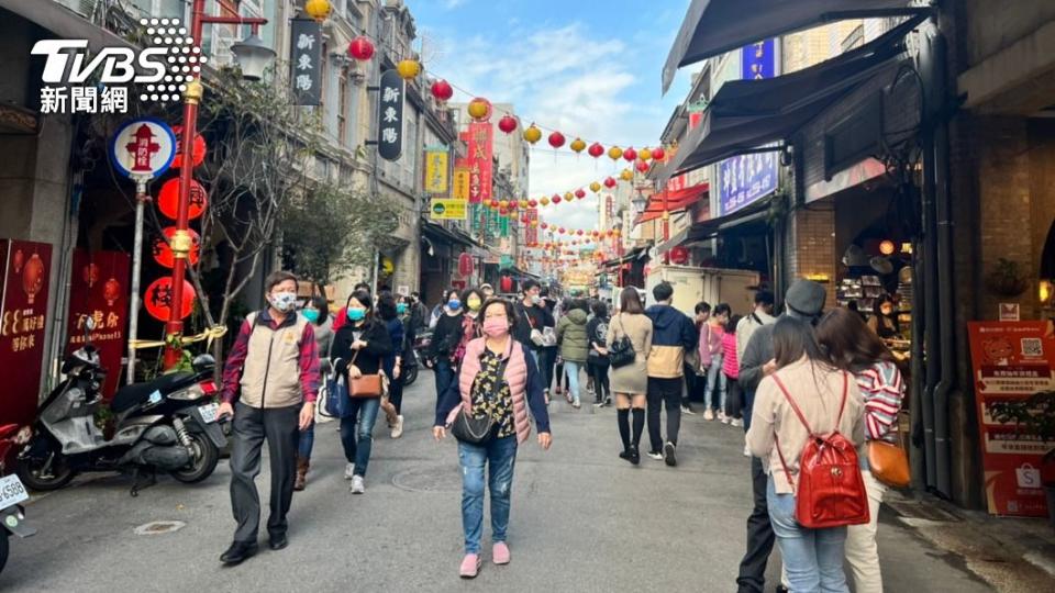 許多網友都會趁著年假到來前，出外採購年菜與零食。（圖／TVBS資料照）