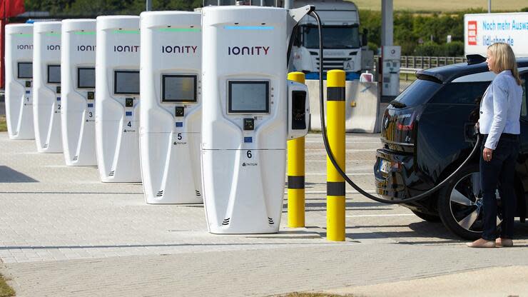 Eine Autofahrerin lädt ihr Elektroauto an der Raststätte Brohltal an der Autobahn A61. Deutschland braucht mehr dieser Ladestationen. Foto: dpa