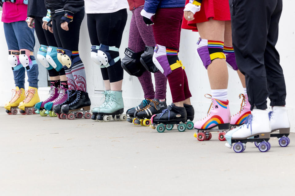 Los patinadores escuchan las instrucciones durante una clase en Colorado Skate Fitness en Broomfield, Colorado, el 16 de octubre de 2022. (Michael Ciaglo/The New York Times)
