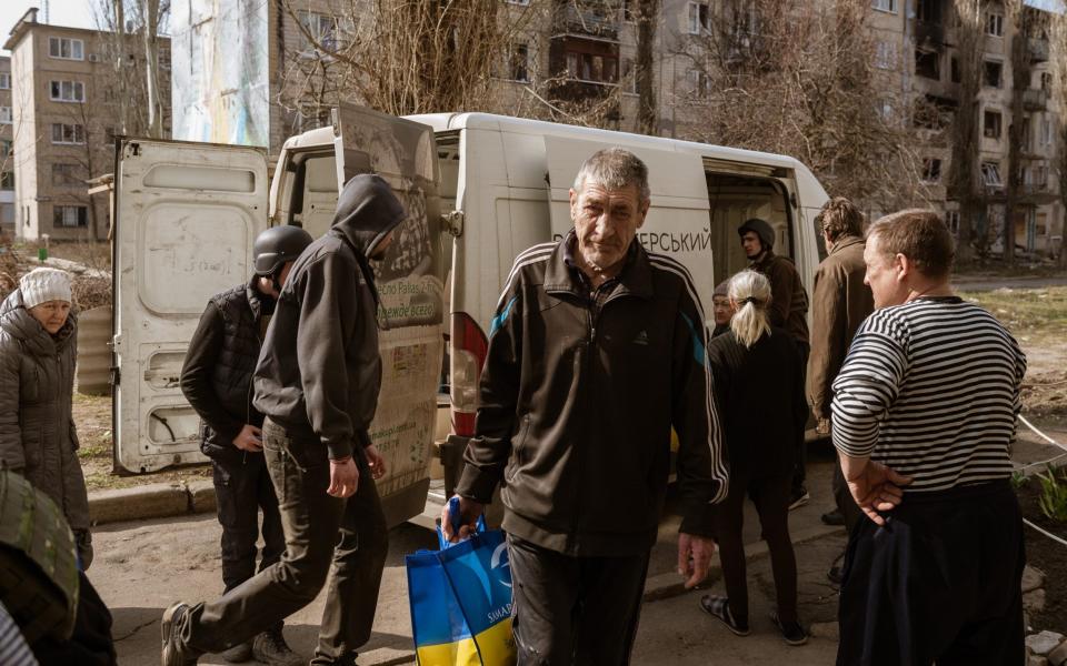 Residents receive humanitarian aid in the frontline city of Avdiivka - Andre Luis Alves/Anadolu Agency 