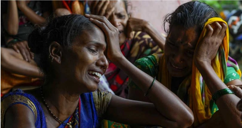印度西部村落連日暴雨引發土石流，超過百人被活埋在瓦礫堆下，家屬痛哭。（圖／達志／美聯社）