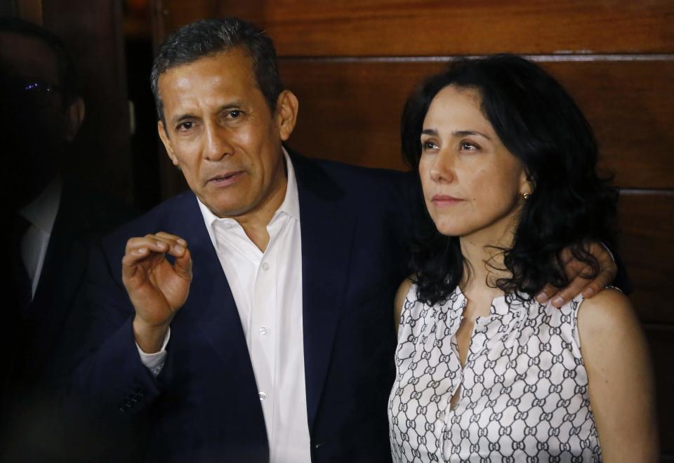 ARCHIVO - El expresidente de Perú, Ollanta Humala, acompañado por su esposa Nadine Heredia, habla con los periodistas en la entrada de su casa luego de ser liberados de prisión en Lima, Perú, el 30 de abril de 2018. (AP Foto/Joel Alonzo, Archivo)