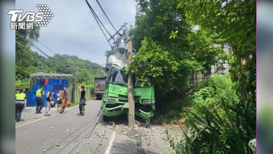 大貨車撞斷電線桿，造成鄰近工廠停電。（圖／TVBS）