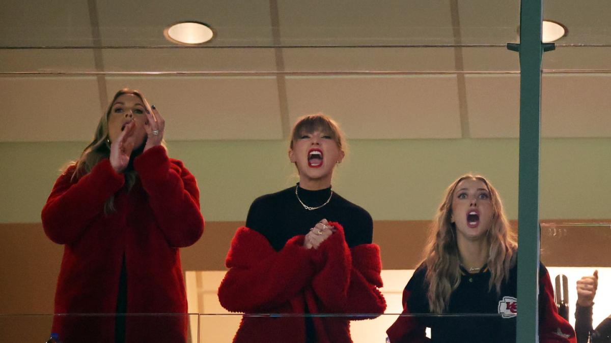 Taylor Swift screams at refs over Travis Kelce play in viral video