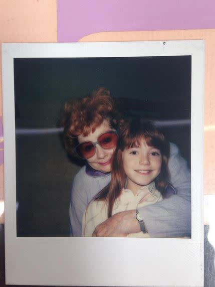 Eine schöne Kindheitserinnerung gab es auch von Schauspielerin Jenny Lewis. Auf Instagram teilte sie ein Bild mit Lucille Ball, mit der sie 1986 für die Sitcom "Life with Lucy" vor der Kamera stand. (Bild-Copyright: jennydianelewis/Instagram)