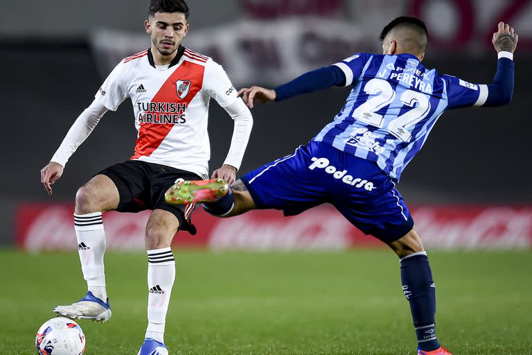 Santiago Simón y Joaquín Pereyra en el último partido entre River Plate y Atlético Tucumán; ambos serían titulares