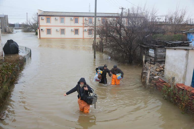 Residentes locales son evacuados del pueblo inundado de Pribrezhnoe en Crimea el 27 de noviembre de 2023, tras una tormenta. 