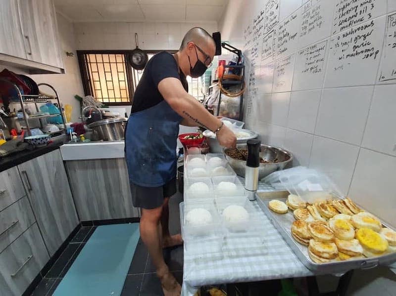 Bruce Wong preparing 60 packs of our Phad Kha Praw for the kids at Lighthouse Children Welfare Association home in Bangsar. — Picture courtesy of Facebook / Wongka Food Delivery Service