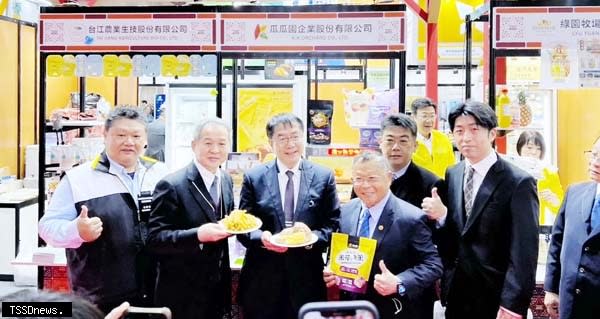 南市長黃偉哲帶領臺南農會及業者進軍東京食品展打團體戰，優質商品受日商青睞，外銷訂單較去年成長二點五倍。（記者李嘉祥攝）