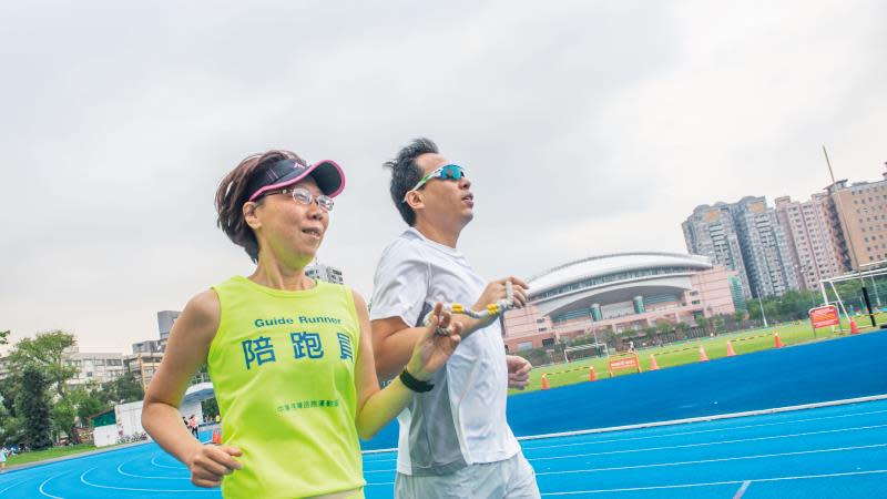 侯美花（左）因為慢跑認識了視障男友周坤芳，也因常常約出去練跑，兩人從朋友關係慢慢發展為情人。照片／黃建賓