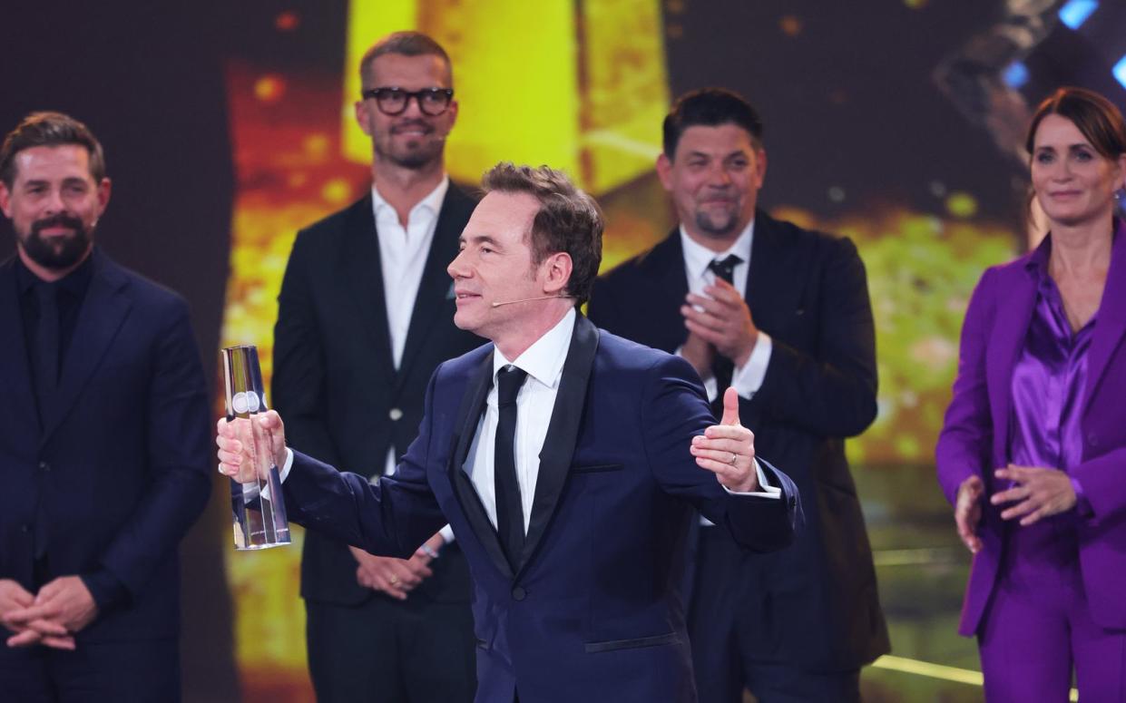 Michael Bully Herbig (vorne) wurde beim Deutschen Fernsehpreis am Donnerstag der Ehrenpreis verliehen. (Bild: 2023 Getty Images/Andreas Rentz)