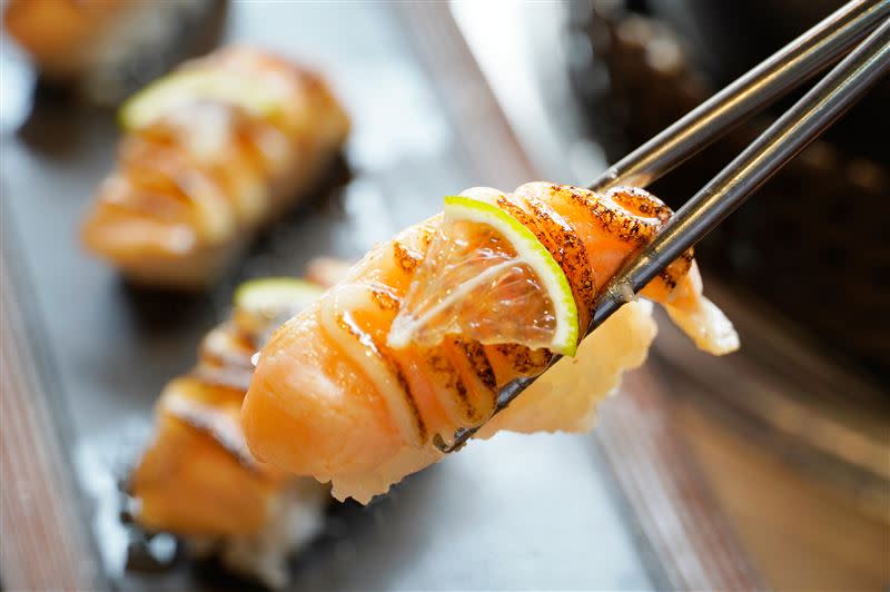 涮樂和牛鍋物５月活動可享炙燒焦糖鮭魚握吃到飽。（圖／馬辣集團提供）