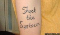 <p>Oha, hier haben wir es mit einem ganz kritischen Zeitgenossen zu tun. Er wollte mit seinem Tattoo am System rütteln, er bekam aber nur ein peinliches „Fuck the Systsem“. (Bild: Twitter) </p>