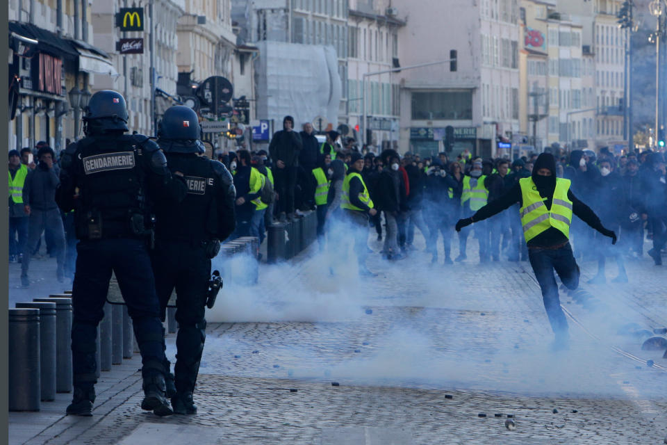 Im Dezember kam es in Paris und anderen großen Städten Frankreichs zu Gewaltausbrüchen seitens der “Gelbwesten”. (Bild: AP Photo)