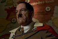 In Quentin Tarantinos Kriegsfilm "Inglourious Basterds" (2009) wird ein Attentat auf Adolf Hitler geplant, das am Ende auch gelingt. Neben internationalen Stars wie Brad Pitt und Eli Roth sind eine Reihe deutscher Darsteller zu sehen. Den Part Hitlers übernahm Martin Wuttke, den deutsche TV-Zuschauer als ehemaligen Leipziger "Tatort"-Kommissar kennen. (Bild: ZDF / François Duhamel)