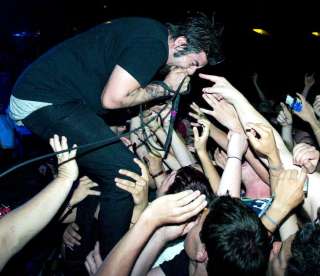 Chino Moreno, le chanteur des Deftones, l’un des fers de lance du nu metal dans les années 1990, ici en concert à Las Vegas en avril 2003.. PHOTO ETHAN MILLER/REUTERS