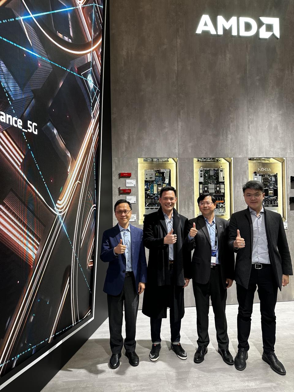 台灣大哥大總經理林之晨（左二）前往與台灣大共同打造「Smart IT管家技術平台」的超微半導體公司AMD進行交流。圖／台灣大哥大提供
