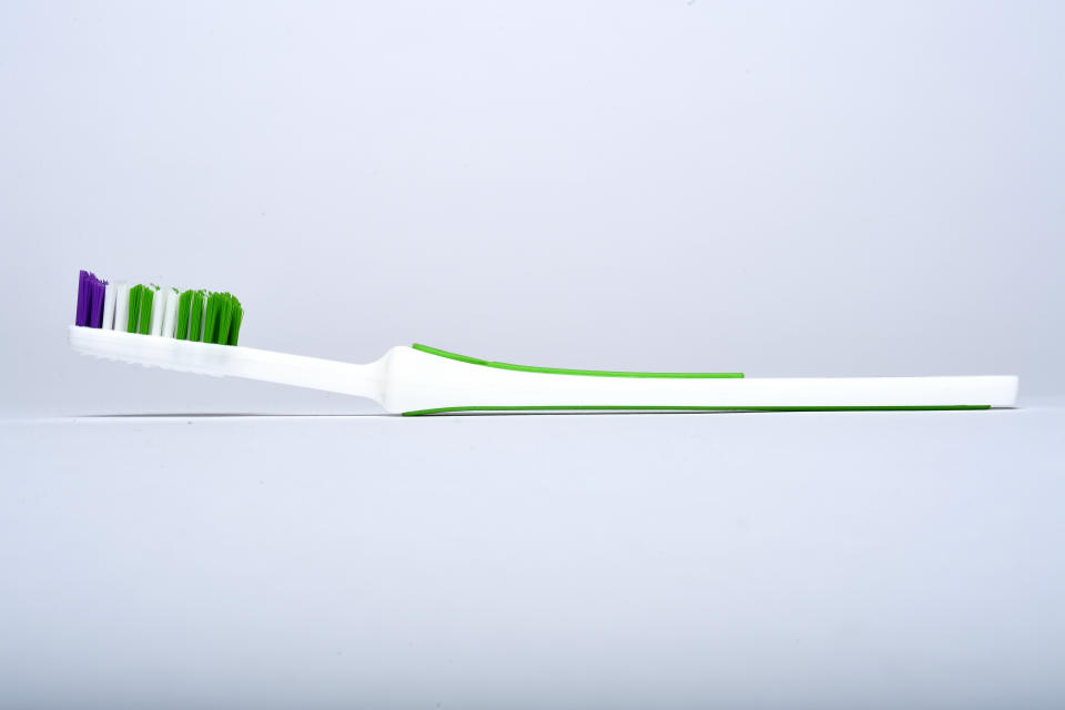 <p>Les brosses à dents seraient des véritables nids à bactéries. Pas surprenant lorsque l’on sait que ces dernières aiment se loger dans les endroits chauds et humides. </p>