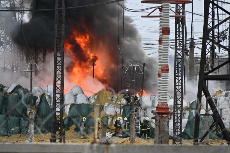 Los bomberos apagan un incendio en una subestación eléctrica después de un ataque con misiles en Kharkiv, el 22 de marzo de 2024.