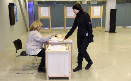 A woman casts her ballot during the presidential election at the Helsinki City Hall in Helsinki, Finland January 28, 2018. Lehtikuva/Heikki Saukkomaa/via REUTERS