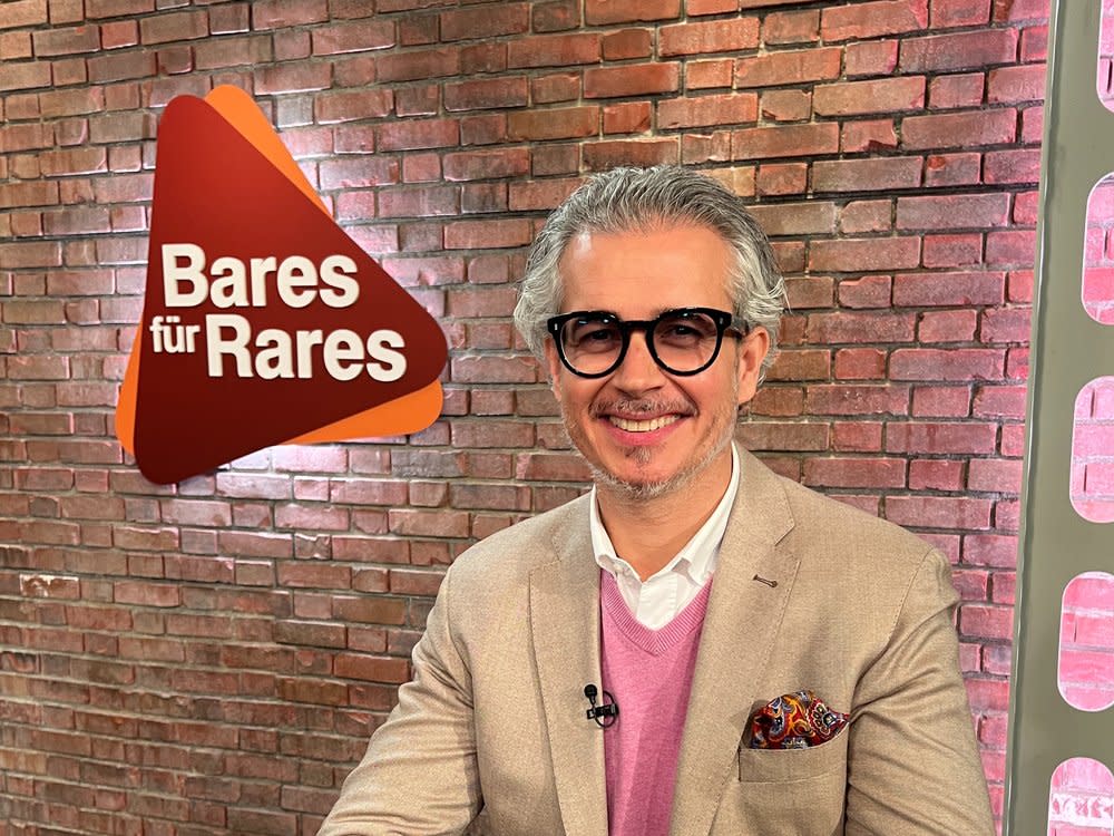 Anaisio Guedes ist der Neue bei "Bares für Rares". (Bild: ZDF/Stefanie Jeske)