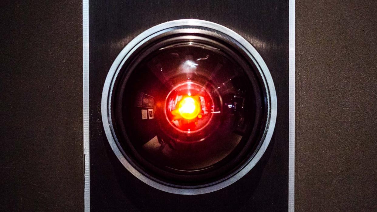  HAL 9000. 