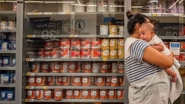 PHOTO: The Reyes family wait to receive baby formula as consumer goods continue seeing shortages as the country grapples with ongoing supply chain issues in Houston, July 08, 2022. (Brandon Bell/Getty Images, FILE)
