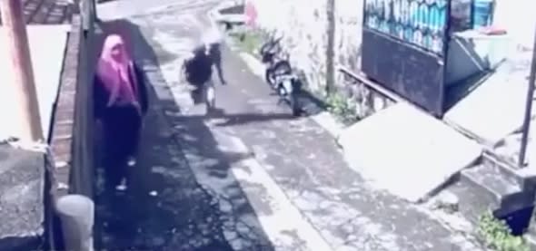 Woman escapes on thief's scooter after he steals her bag