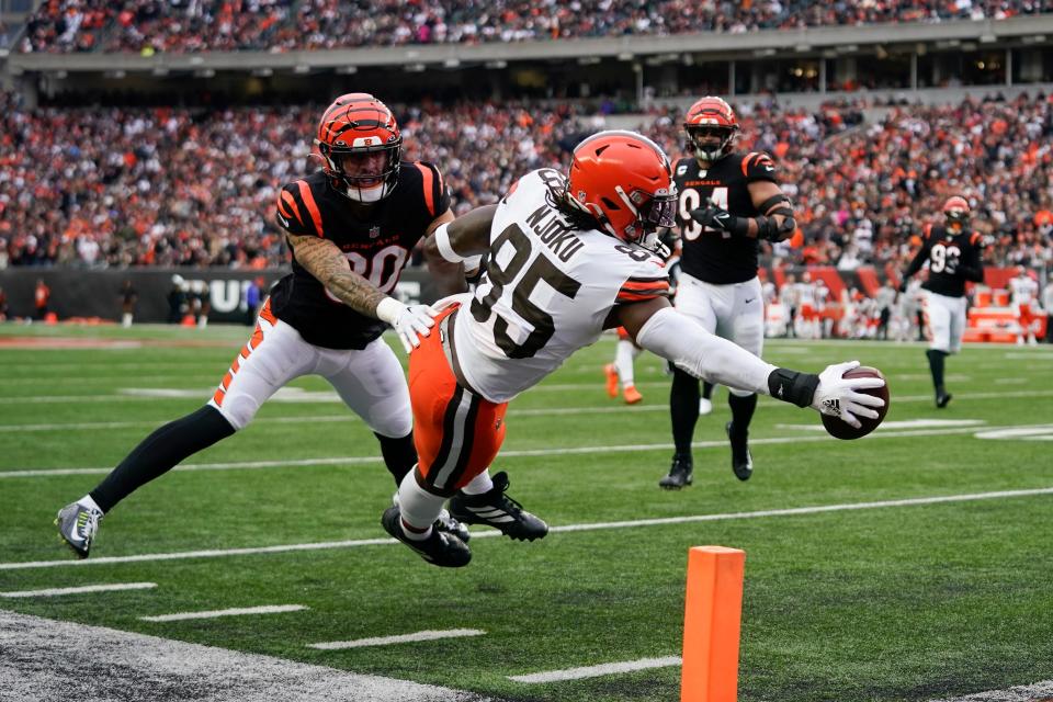 Cleveland Browns' David Njoku (85) reaches for a touchdown against Cincinnati Bengals' Jessie Bates III (30) during the second half of an NFL football game, Sunday, Dec. 11, 2022, in Cincinnati. (AP Photo/Jeff Dean)