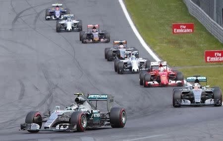 Mercedes Formula One driver Nico Rosberg of Germany leads the pack during the Austrian F1 Grand Prix at the Red Bull Ring circuit in Spielberg, Austria, June 21, 2015. REUTERS/Laszlo Balogh