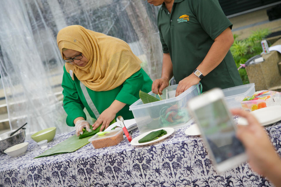 A Bugis cooking demo for making Burasak. (Photo: Malay Heritage Centre)