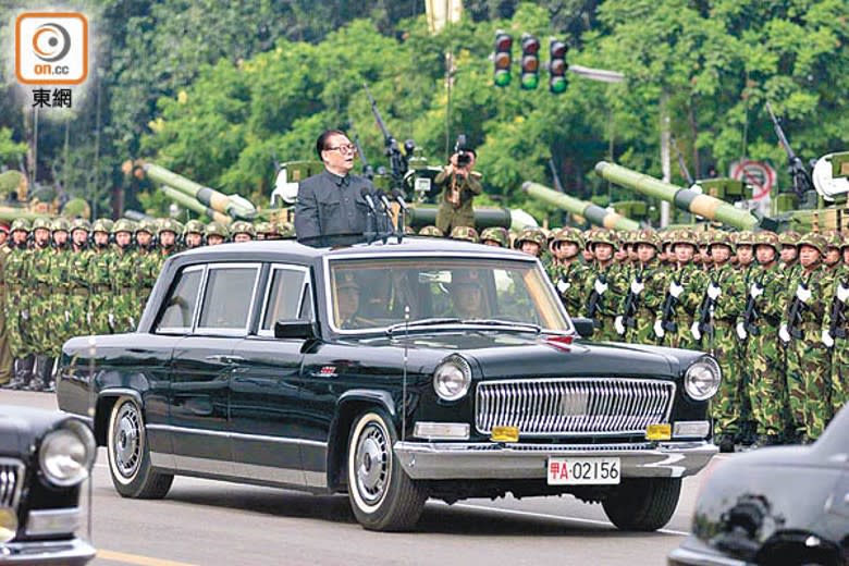 江澤民出席建國50周年慶典期間閱兵。