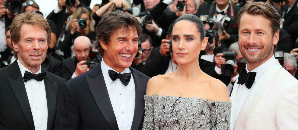 Jerry Bruckheimer, Tom Cruise, Jennifer Connelly et Glen Powell sur le tapis rouge de  « Top Gun : Maverick », le 18 mai, lors du 75e Festival de Cannes. 
