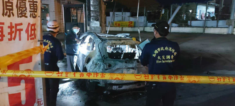 轎車撞加油站引發火燒車，駕駛燒死在車內，警消鑑識釐清事故原因。（圖／翻攝畫面）