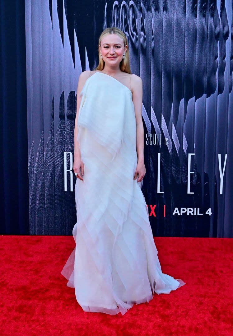 La actriz Dakota Fanning, quien creció frente a las cámaras gracias a su extensa carrera cinematográfica, participó de la premiere de la serie de Netflix Ripley en el Teatro Egipcio de Los Ángeles. La protagonista de la producción eligió un vestido blanco de la firma Fendi para destacarse entre los invitados
