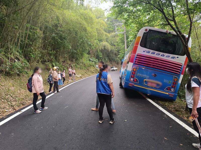 <strong>來自台南的40名遊客，14日搭乘遊覽車到苗栗縣南庄鄉遊玩，不料遊覽車輪胎陷入邊坡泥地。（圖／警方提供）</strong>