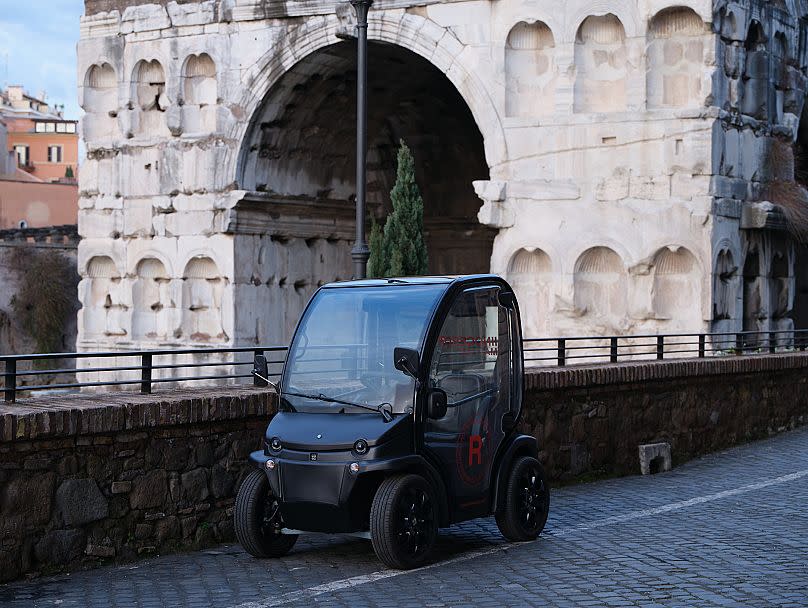 Suba a bordo del 'Rhinoceros Ride' en un hotel de Roma.