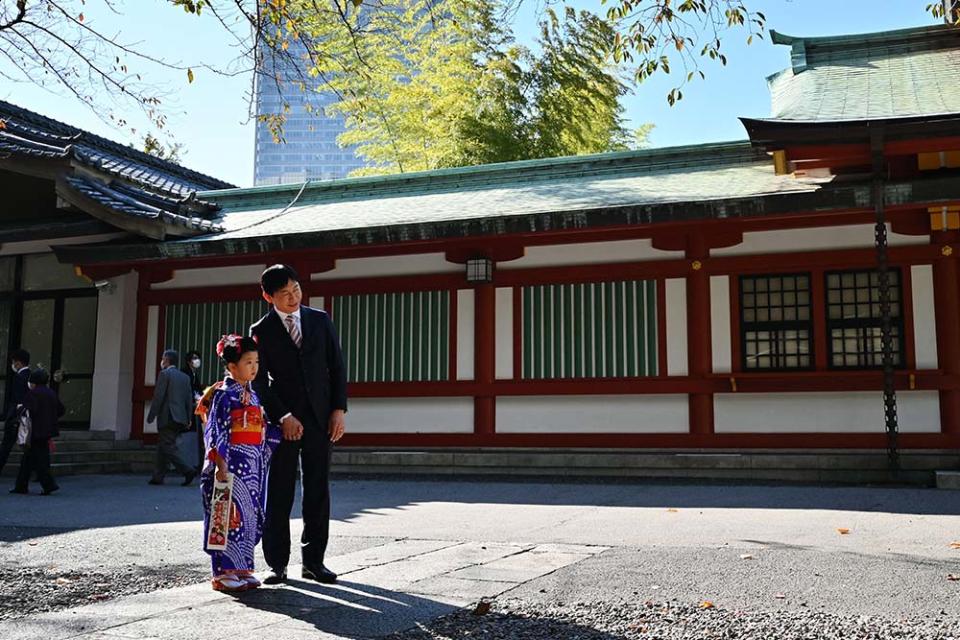 七五三當天身著和服、手拿千歲貽的女孩（hoto by RICHARD A. BROOKS/AFP, Image Source : Getty Editorial）