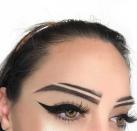 <p>Die „Split Brows“, also geteilte Augenbrauen, bekommen Beauty-Queens mit einem kleinen Trick hin. Denn anstatt zum Rasierer zu greifen und die Härchen tatsächlich zu entfernen, wird hier mit einer intensiven Linie aus hautfarbenem Make-up gearbeitet – so werden aus einer Braue optisch zwei. (Bild: Instagram / kibsterr) </p>