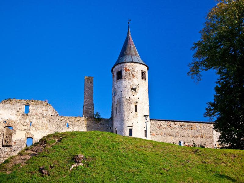 Die legendenträchtige Bischofsburg von Haapsalu - hier soll die Weiße Frau umgehen und in manchen Sommernächten am Fenster stehen. Foto: Visit Estonia/Toomas Tuul