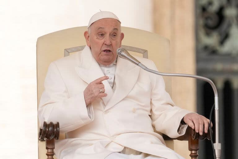 El papa Francisco habla en su audiencia general semanal en la Plaza de San Pedro, Vaticano, 13 de marzo de 2024