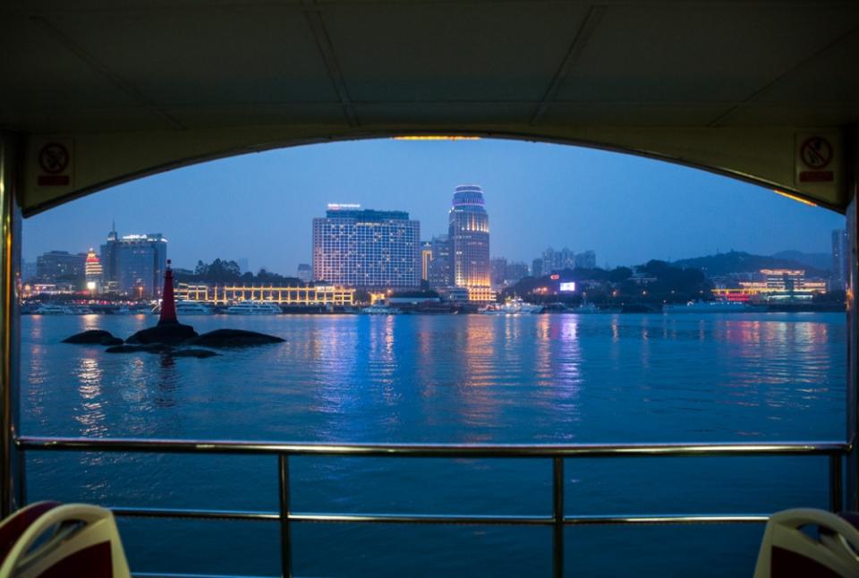 搭渡輪往返鼓浪嶼的短暫航程中，可以一覽廈門港邊景色。
