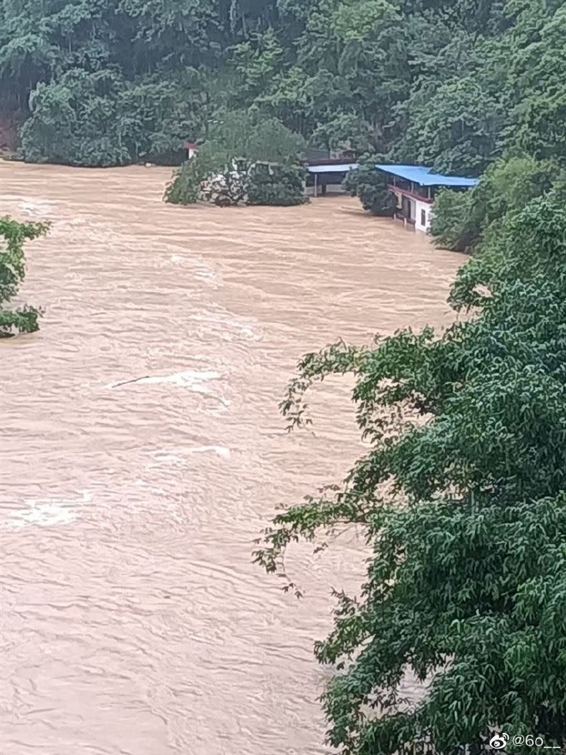 廣東遭遇史上最大洪災，水一度淹至3樓高(圖/翻攝自微博)